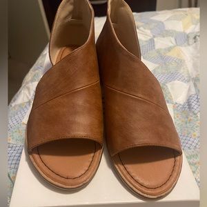 Beautiful pair of slip on shoes. Cognac color.